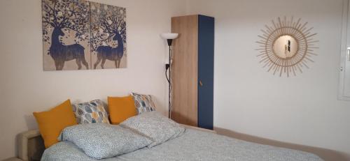 um quarto com uma cama e um espelho na parede em Studio Le Mont Beas em Aulus-les-Bains