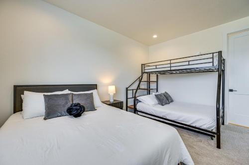 een slaapkamer met 2 bedden en een stapelbed bij Flagstaff Group Getaway with Game Room and Deck in Flagstaff
