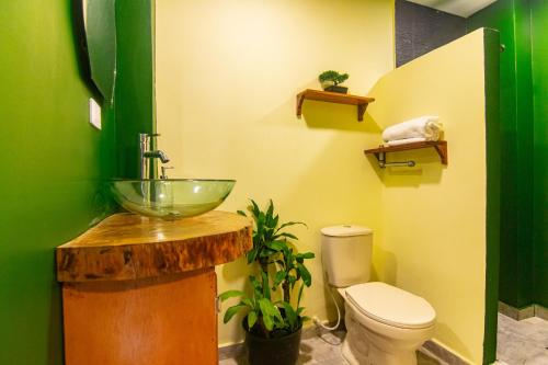 uma casa de banho com um lavatório e um WC. em Waikiki Beach em Dibulla
