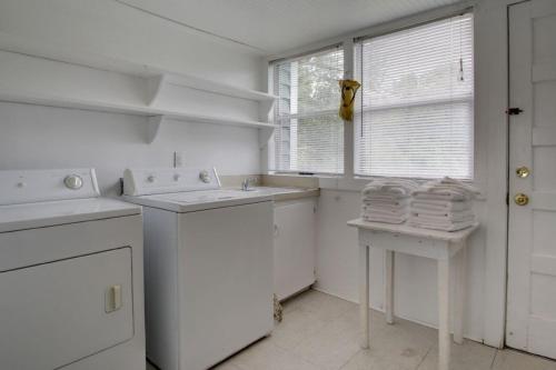 A kitchen or kitchenette at 1111 Middle by AvantStay Charming Historic Cottage Featured in Dear John Movie Beach Access