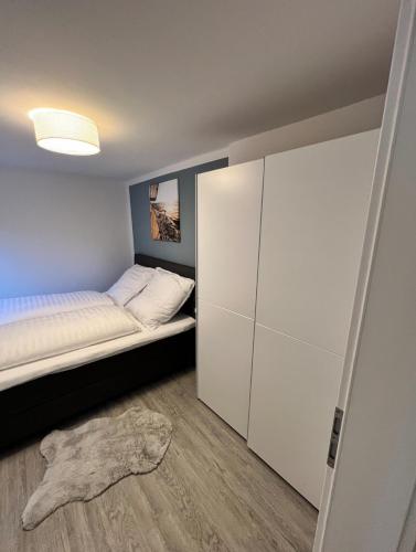 a bedroom with a bed and a closet at Gemütliche Ferienwohnung mitten in der historischen Stader Altstadt in Stade