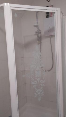 eine Dusche im Bad mit Dusche in der Unterkunft Twenty-six in Kings Lynn