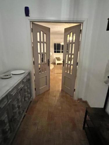un pasillo con una puerta abierta en una casa en Casa Da Praia en Luz