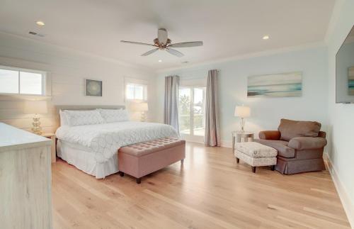 um quarto com uma cama, um sofá e uma cadeira em 616 Carolina by AvantStay Ocean Views from Decks em Mount Pleasant