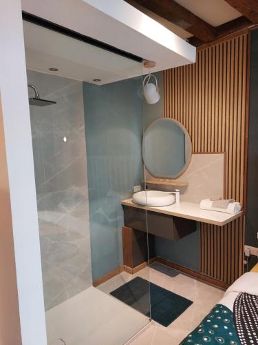 Le rustiques Moderne de la Raquette في مون: حمام مع حوض ومرآة