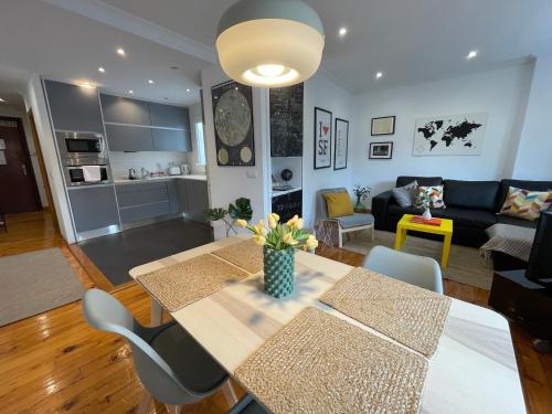 cocina y sala de estar con mesa y sillas en TOP APARTMENT con terraza en CalleEstafeta, en Pamplona