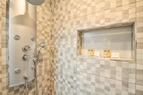 y baño con ducha, ventana y espejo. en Apartamento no Centro de Albufeira com Piscina, en Albufeira
