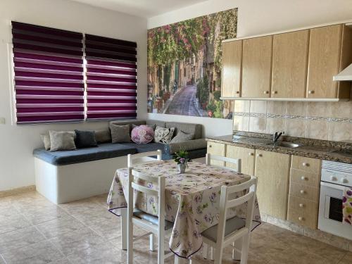 Η κουζίνα ή μικρή κουζίνα στο Casa Aloe B. Las Playitas.