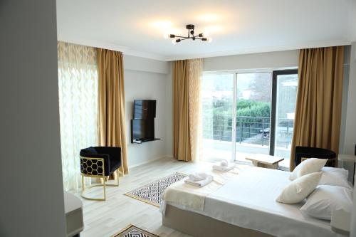a bedroom with a bed and a large window at EDİ Group Turizm Sapanca Villas in Sapanca