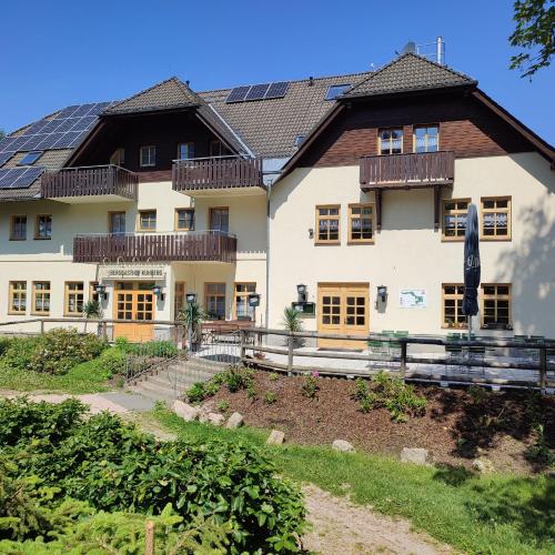 uma casa com painéis solares no telhado em Berggasthof Kuhberg em Stützengrün