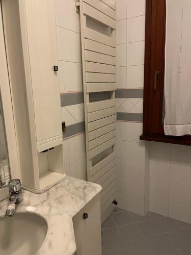 a bathroom with a sink and a mirror at Pian della Battaglia in Anghiari