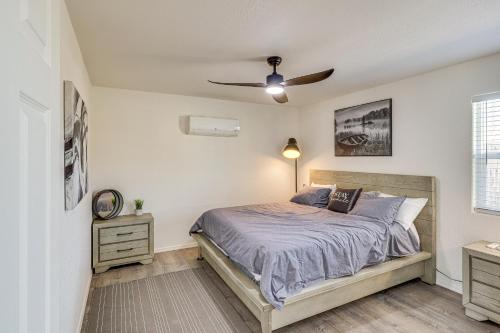 - une chambre avec un lit et un ventilateur de plafond dans l'établissement Charming Kingman Casita Less Than 1 Mi to Route 66!, à Kingman