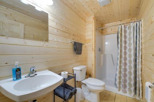 的住宿－Pecatonica River Cabin about 9 Mi to Yellowstone Lake，浴室配有白色水槽和卫生间。