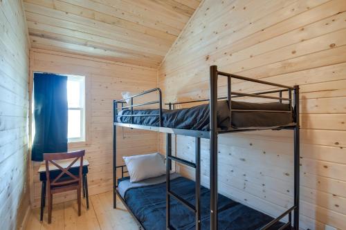的住宿－Pecatonica River Cabin about 9 Mi to Yellowstone Lake，小屋内的双层床间 - 带两张双层床