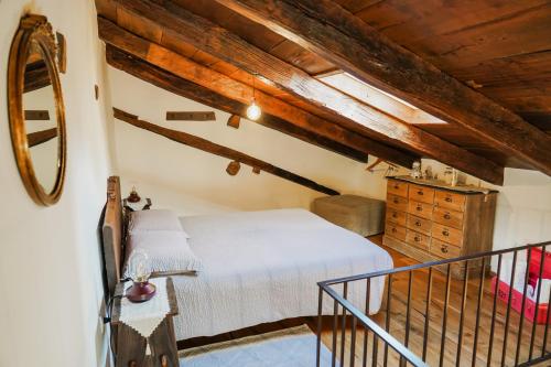 um quarto com uma cama e um tecto de madeira em B&B e Home Restaurant S'ispera Monolocale uso esclusivo em Fonni