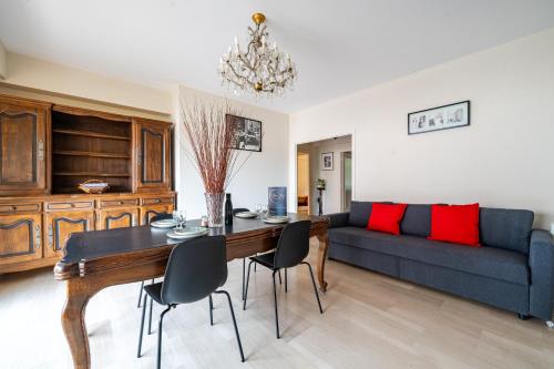 un salon avec une table et un canapé dans l'établissement Grand 3 Pièces calme - Nice - Garage, à Nice