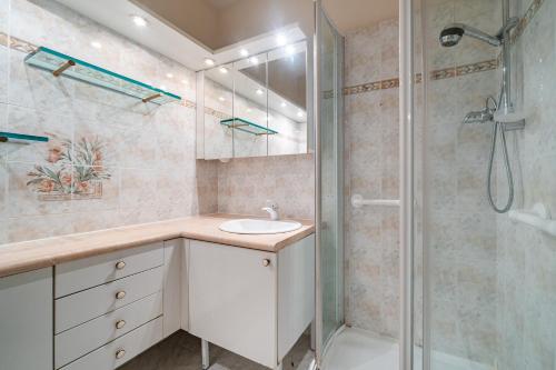 une salle de bain avec un lavabo et une douche dans l'établissement Grand 3 Pièces calme - Nice - Garage, à Nice