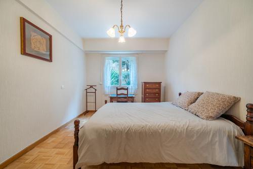 une chambre avec un lit et une fenêtre dans l'établissement Grand 3 Pièces calme - Nice - Garage, à Nice