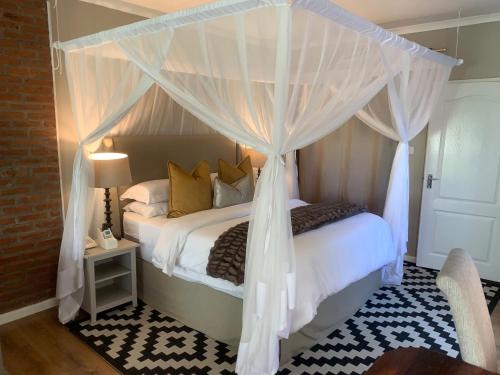 Letto o letti in una camera di The Leslie Executive Hotel