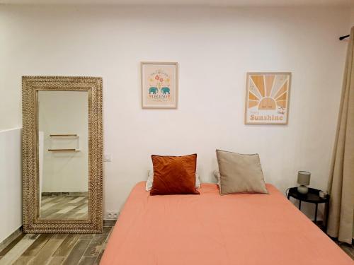 - une chambre avec un lit et un miroir dans l'établissement Le Cocon - Centre village - 24/7, à Carcès