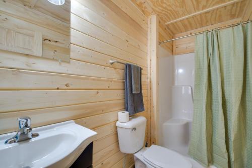 ein Bad mit einem Waschbecken, einem WC und einer Dusche in der Unterkunft Riverfront Cabin Rental about 9 Mi to Yellowstone Lake 