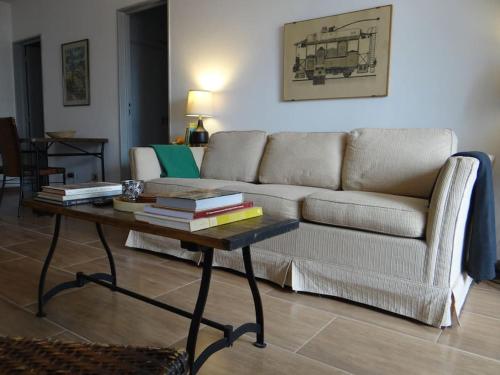 a living room with a couch and a table with books at Best location ! Apt priv de 2 hab c AC Completamente equipado en Asuncion in Asunción