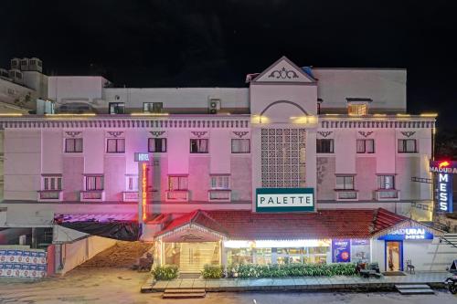 un gran edificio rosa con un cartel en él en OYO Palette - Hotel Victoria, en Chennai