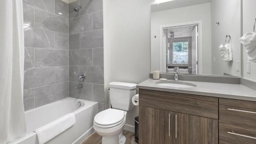 ポートランドにあるLanding Modern Apartment with Amazing Amenities ID1803X01のバスルーム(白いトイレ、シンク付)