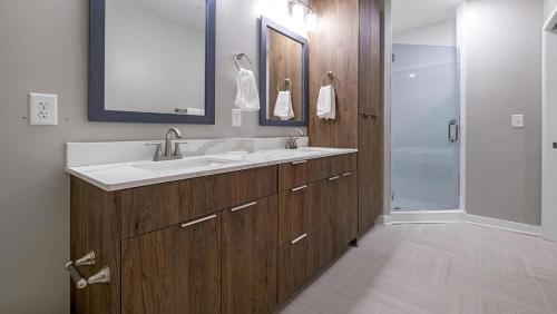 Ванна кімната в Landing Modern Apartment with Amazing Amenities ID1801X71