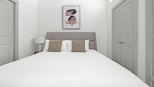 Un dormitorio blanco con una gran cama blanca. en Landing Modern Apartment with Amazing Amenities ID1803X14, en Houston