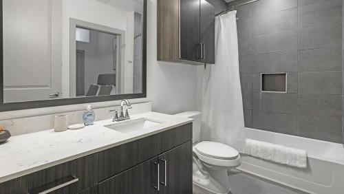 y baño con lavabo, aseo y ducha. en Landing Modern Apartment with Amazing Amenities ID1803X14, en Houston