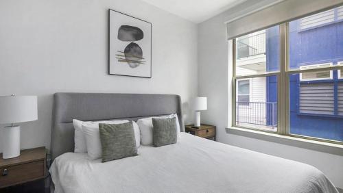 Landing Modern Apartment with Amazing Amenities ID1803X06 tesisinde bir odada yatak veya yataklar