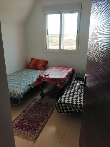 a room with two twin beds and a window at Appartement Jardin d'Ifrane in Ifrane