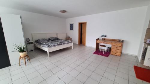 a bedroom with a bed and a table in it at Ruhige Ferienwohnung am Rande des Nordschwarzwalds in Straubenhardt