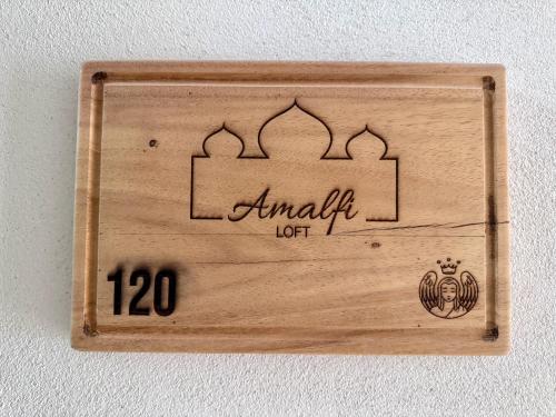 a wooden sign on a wall with the words annahan left at Loft Amalfi en Val'Quirico in Santeagueda