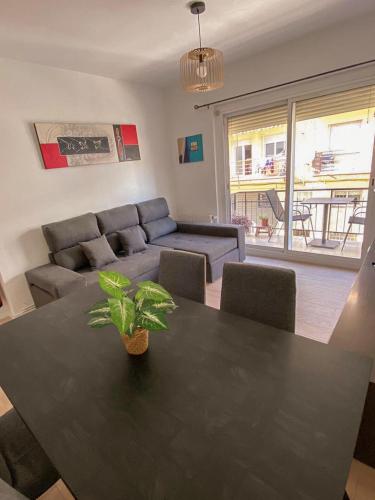 un soggiorno con un tavolo e un divano di Sitges Best Holidays Apartment a Sitges