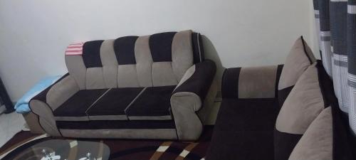 um sofá sentado no canto de um quarto em Samanah air bñb em Nakuru