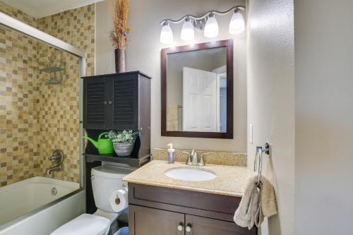 Bathroom sa Spacious Kent Vacation Rental with Deck Near Lakes!