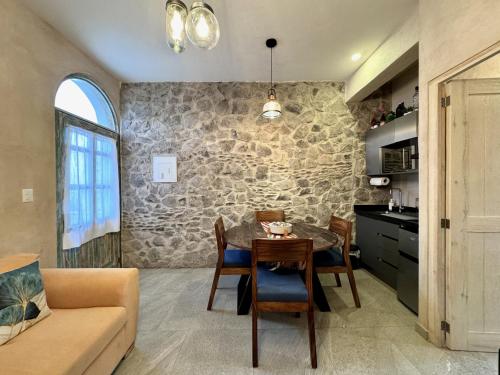 cocina y sala de estar con mesa y sillas en Loft El Anhelo en Val'Quirico, en Santeagueda