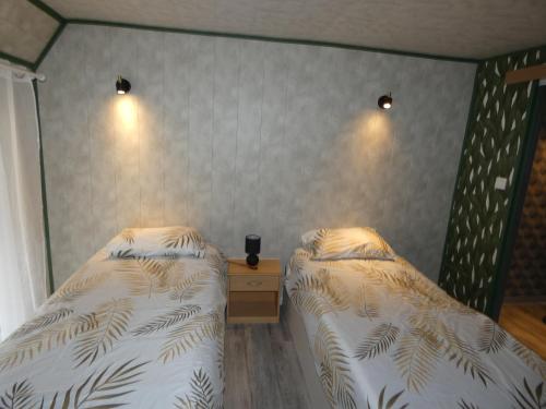 2 nebeneinander sitzende Betten in einem Schlafzimmer in der Unterkunft chez Flo in Thann