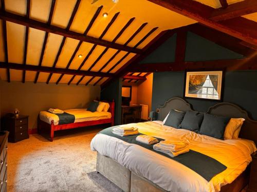um quarto com duas camas num quarto em Station Inn B&B em Kendal