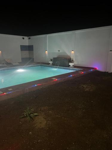 Baseinas apgyvendinimo įstaigoje Villa Serenity with Swimming Pool, Home Theater, and Gym arba netoliese
