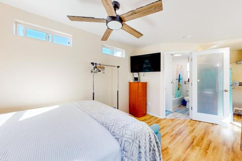 1 dormitorio con 1 cama y ventilador de techo en The Granny Flat at Fireproof Peaches, en Chico