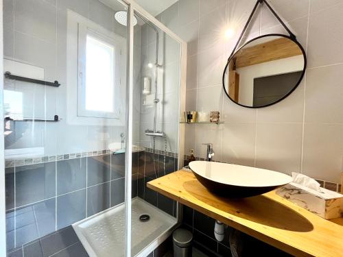 une salle de bain avec un lavabo et une douche en verre dans l'établissement Appart’ Chaleureux avec balcon/800m Gare et centre, à Valence