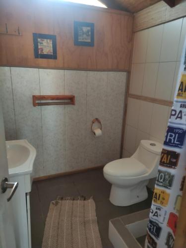 La petite salle de bains est pourvue de toilettes et d'un lavabo. dans l'établissement Las 3 Golondrinas, à El Quisco