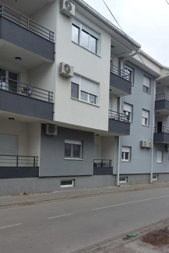 an apartment building on the side of a street at Studi-apartman Kestenov stan in Vršac