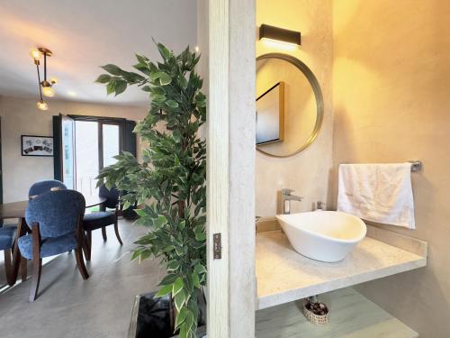 La salle de bains est pourvue d'un lavabo et d'un miroir mural. dans l'établissement Loft Venezia en Val'Quirico 3Rec, Terraza privada, à Santeagueda