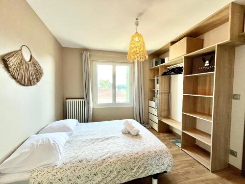 une chambre avec un lit et une fenêtre dans l'établissement Appart’ Chaleureux avec balcon/800m Gare et centre, à Valence
