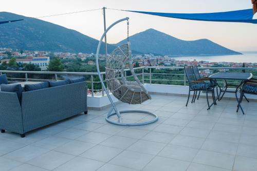 Vista generica sulle montagne o vista sulle montagne dall'interno dell'appartamento