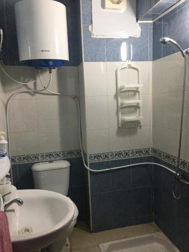 uma casa de banho com um WC e um lavatório em Bel appartement au calme, proche du centre ville em Kenitra